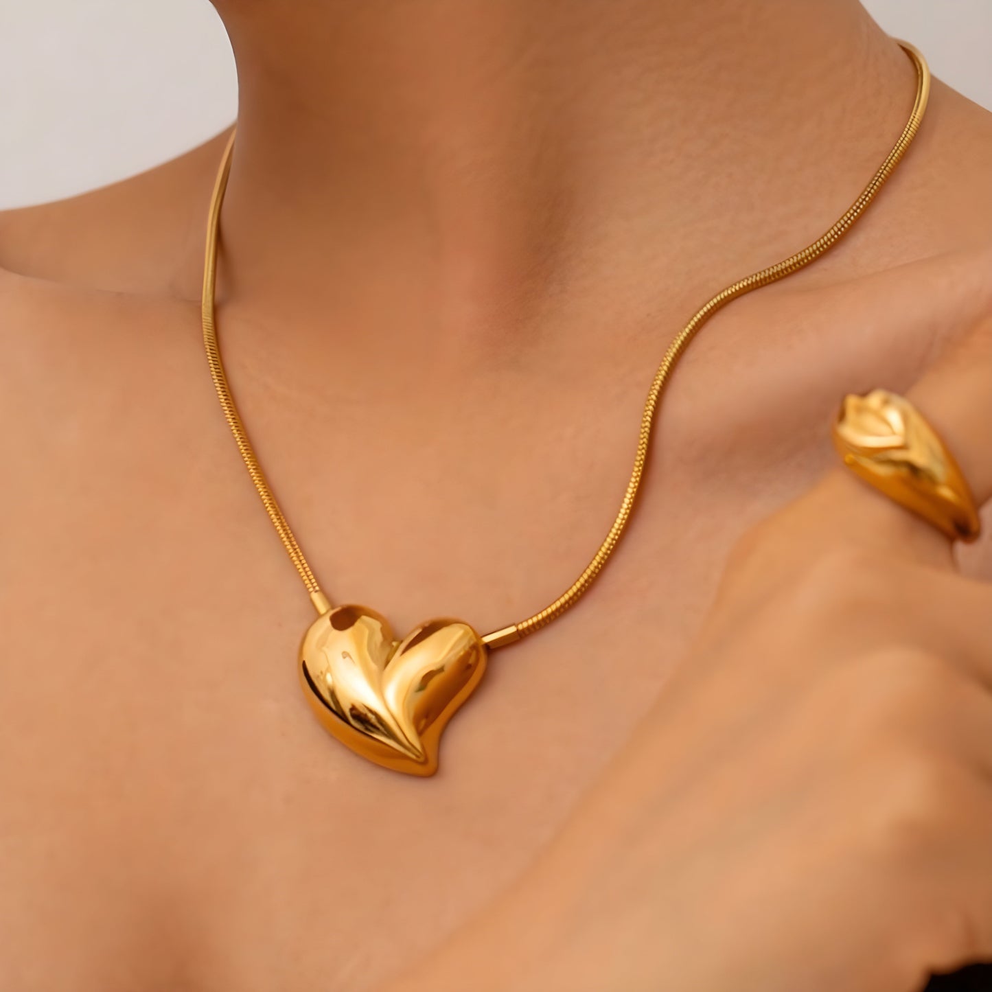 BEHI AMORINO NECKLACE