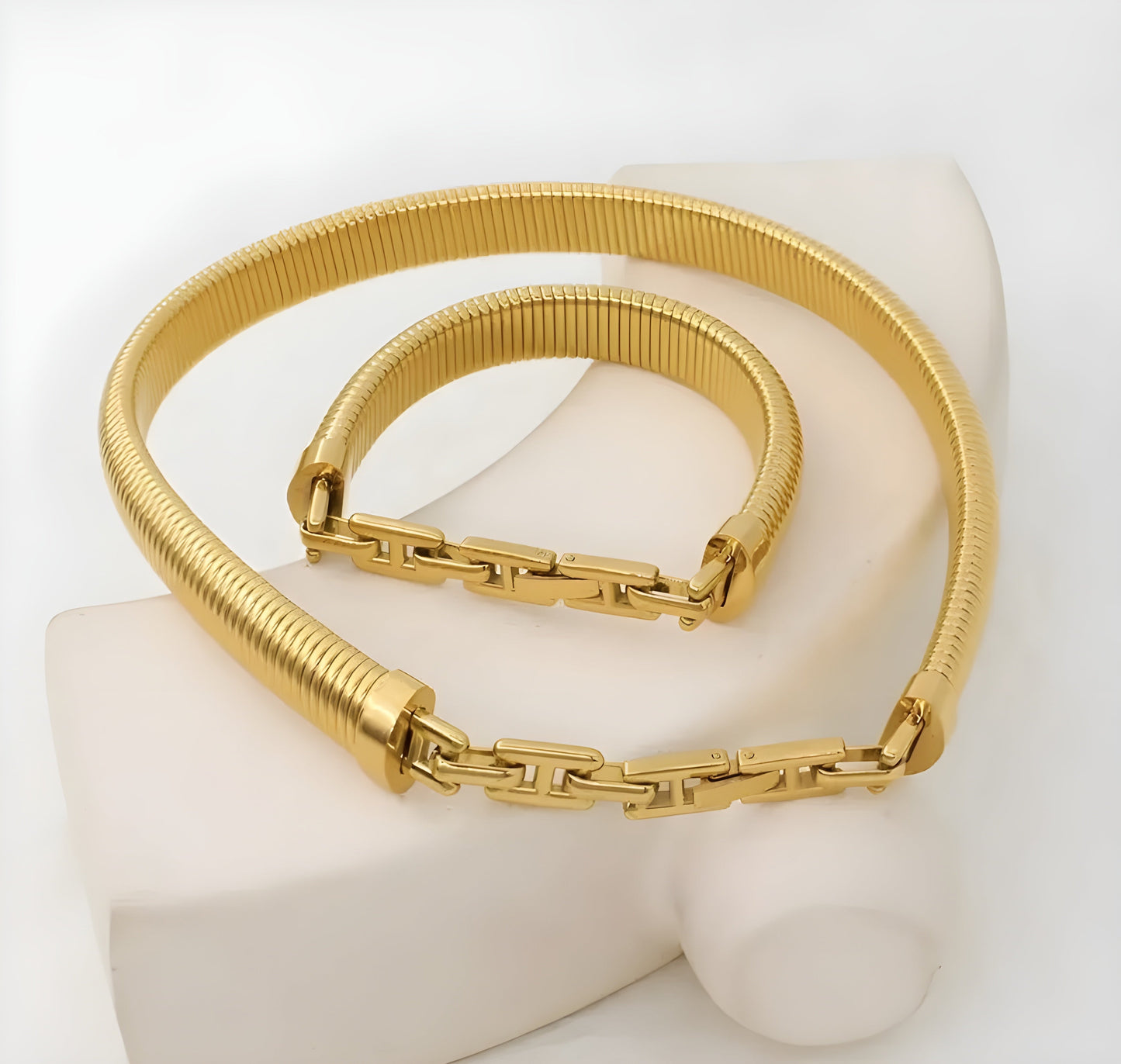BEHI ALMOND CHOKER